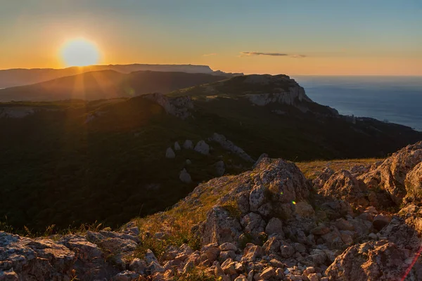 Salida del sol sobre las montañas del sur de Crimea. Vista desde la cima del Monte Ilyas Kaya. Bahía de Laspi . — Foto de Stock