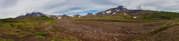 Панорама Авачинської групи Вулкан на півострові Камчатка — стокове фото
