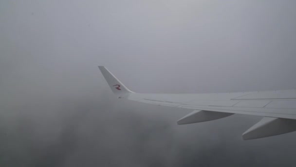 Vleugel vliegende vliegtuig verstopt in wolken uitzicht vanuit venster stock footage video — Stockvideo