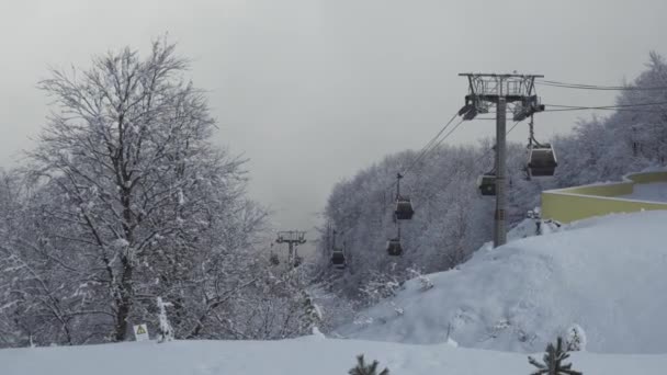 Cabine 8er gondel type lift in Gorki Gorod stock footage video — Stockvideo