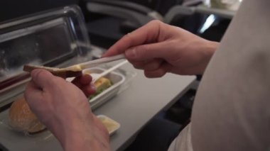 Yemek kahvaltı masasında uçak stok görüntüleri video uçan adam