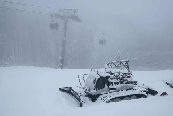 Toilettage des neiges sur la pente de la station de ski Gorky Gorod — Photo