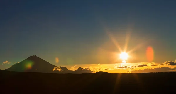 Sunrise Over volcanoes of Kamchatka Peninsula — Stock Photo, Image