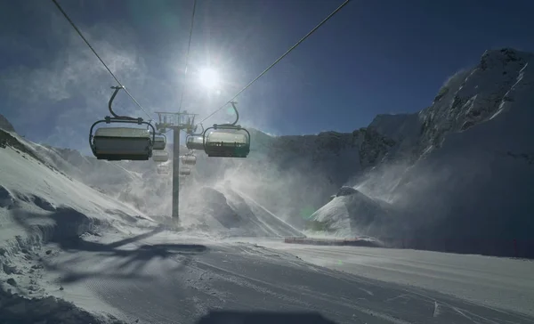 Strong wind storm chair lifts do not work on top of ski resort Gorky Gorod 2200 meters above sea level — Stock Photo, Image