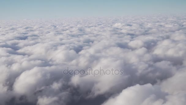 Cúmulo nuvens sobre a terra vista a partir de janela de imagens de vídeo — Vídeo de Stock