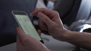 Uçan uçak ve eğlenceli smartphone stok görüntüleri video oturan adam