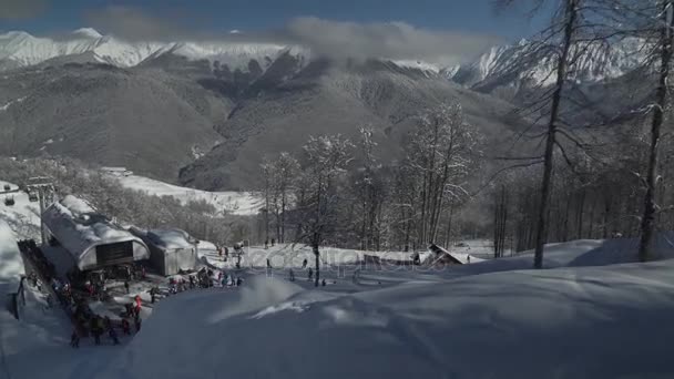 Góndola Zapovednyy les 1350 metros sobre el nivel del mar en la estación de esquí Rosa Khutor material de archivo de vídeo — Vídeo de stock