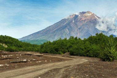 Yol boyunca Kamçatka Yarımadası'nda volkan Koryaksky 3456 m kuru dere