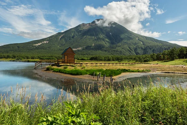 Khodutkinskiye sources chaudes au pied du volcan Priemysh. Parc naturel du Kamchatka-Sud. — Photo