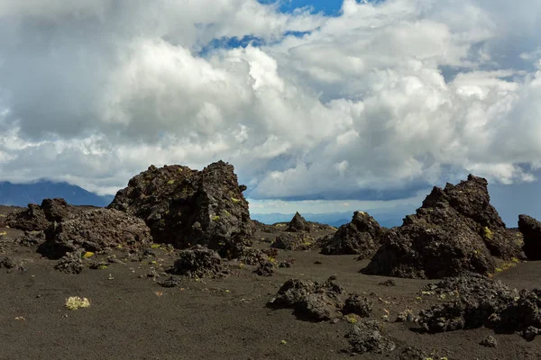 Antiguos campos de lava en laderas de volcanes Tolbachik — Foto de Stock