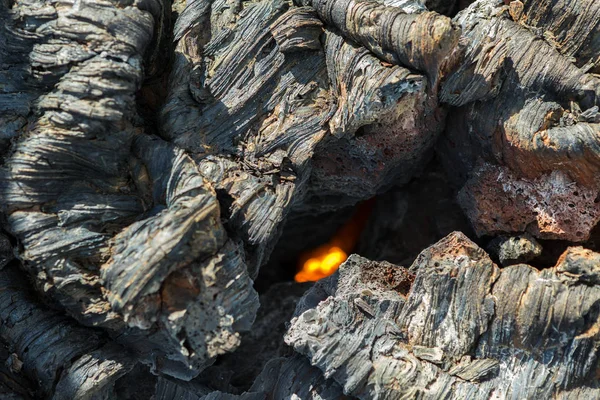 2012年の噴火の後、トルバチク火山の凍結した溶岩原の亀裂での火災、火山のクリウチェフスカヤ群 — ストック写真