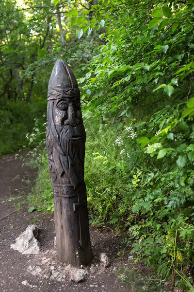 Деревянный идол охраняет на пути к Храму Солнца - место силы на южном побережье Крыма. Вид с вершины горы Ильяс Кая
.