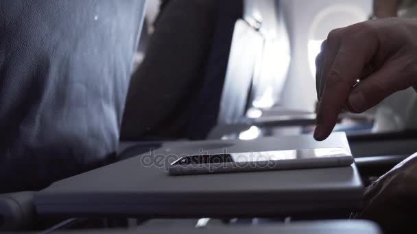 Hombre sentado en el avión volador y divertido video de imágenes de stock de teléfonos inteligentes — Vídeo de stock