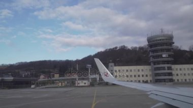 Pencere stok görüntüleri video Soçi Uluslararası Havaalanı görünümünde pistte uçak Taksilemek