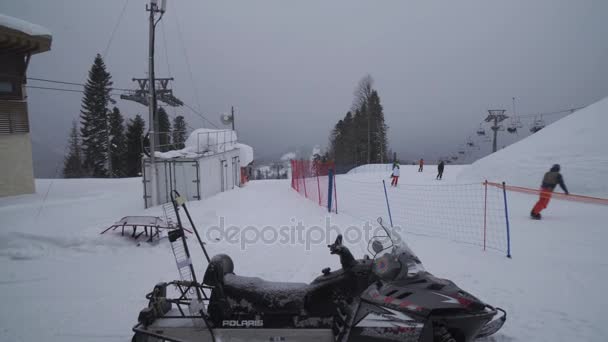 Centro minero y turístico Gazprom estación de esquí en Psekhako Ridge material de archivo de vídeo — Vídeo de stock