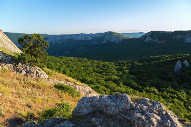 Dağları güney kıyılarında şafakta. Ilyas Kaya dağın tepesinden görüntülemek.