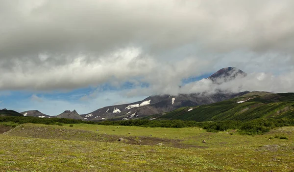 Vulcão Avacha ou Avachinskaya Sopka nas nuvens na Península de Kamchatka — Fotografia de Stock