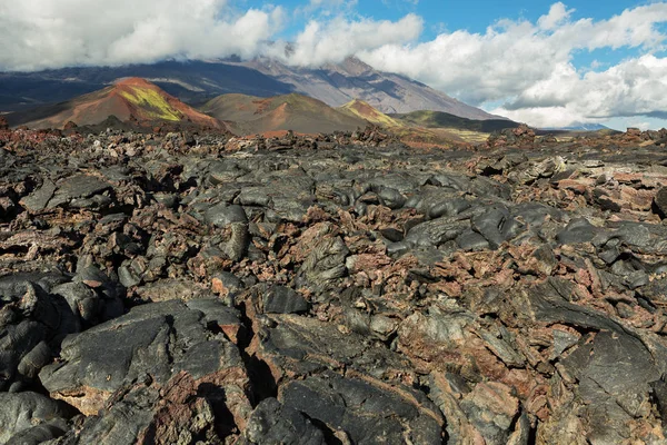 Lava veld op Tolbatsjik vulkaan, na de uitbarsting in 2012 op achtergrond Plosky Tolbachik vulkaan, Kljoetsjevskaja groep van vulkanen — Stockfoto