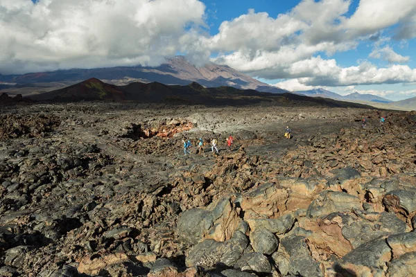 Туристів походи на лава поле виверження вулкана Tolbachik на Камчатки півострів, Klyuchevskaya Група вулканів. — стокове фото