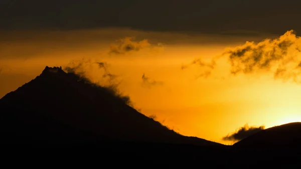 Salida del sol sobre los volcanes de la península de Kamchatka —  Fotos de Stock