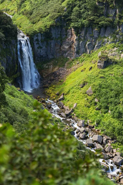 Cascada Spokoyny en el valle del arroyo al pie de la ladera noreste exterior del volcán caldera Gorely . — Foto de Stock