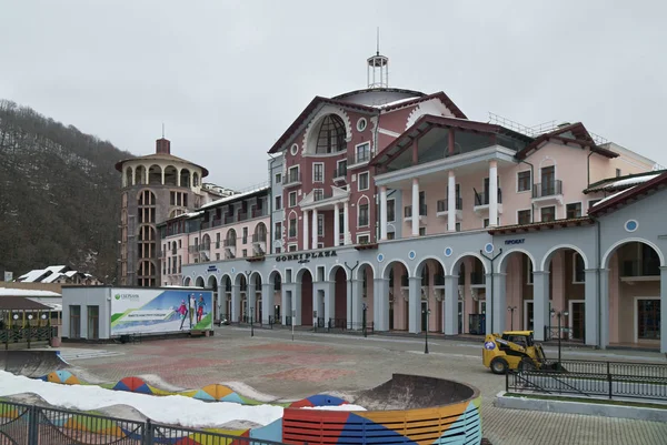 Gorki Plaza Hotel en el Bajo Gorod - ciudad turística de toda la temporada y zona de juego 540 metros sobre el nivel del mar — Foto de Stock