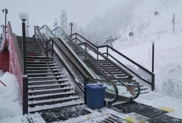 Escaliers et escaliers mécaniques sur la pente de la station de ski Gorky Gorod — Photo