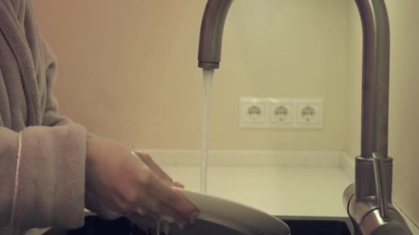Домогосподарка миє посуд на кухні повільний рух відеозапис — стокове відео