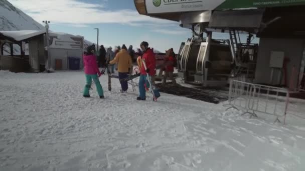 Auf dem Gipfel des Skigebiets Gorky Gorod 2200 Meter über dem Meeresspiegel — Stockvideo