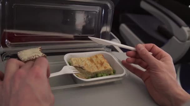 Homem comendo café da manhã na mesa voando filme de estoque avião vídeo — Vídeo de Stock