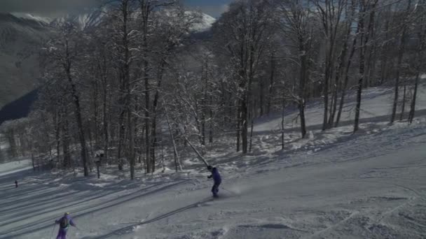 Esquiar pistas de Rosa Khutor Alpine Resort imagens de vídeo — Vídeo de Stock