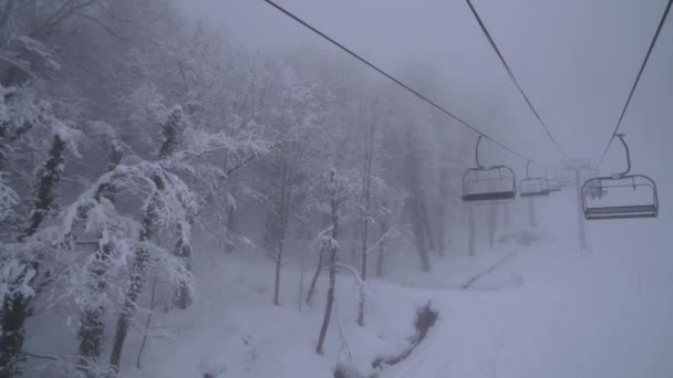 Telesilla para 4 personas en las nubes en la estación de esquí Gorky Gorod material de archivo de vídeo — Vídeos de Stock