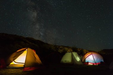 Turist kamp yukarıda gece gökyüzünde Samanyolu. Caldera yanardağ Gorely dış Kuzey-Doğu yamacın dibinde Brookvalley Spokoyny.