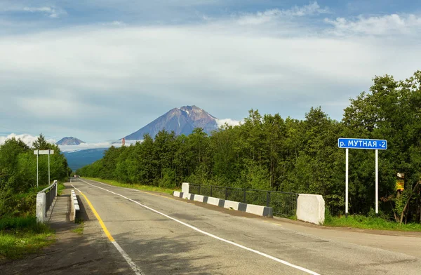 Estrada para Avachinskaya grupo Vulcão na Península de Kamchatka — Fotografia de Stock