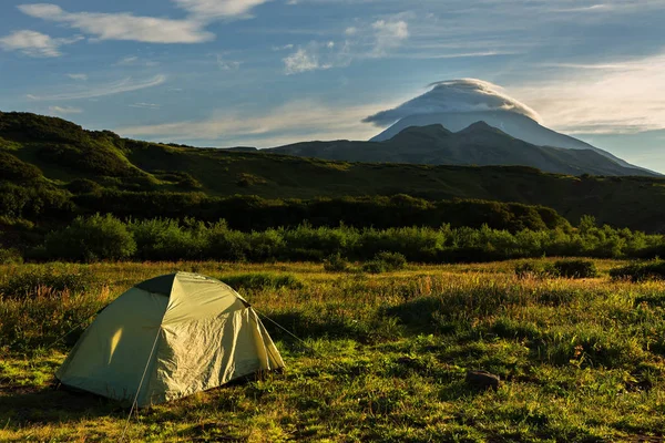 Turist tält på en bakgrund av Vilyuchinsky stratovulkan i gryningen. Visa från brookvalley Spokoyny vid foten av yttre nordöstra sluttningen av caldera vulkanen Gorely. — Stockfoto