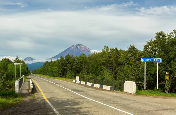 Camino a Avachinskaya grupo Volcán en la península de Kamchatka Imágenes de stock libres de derechos