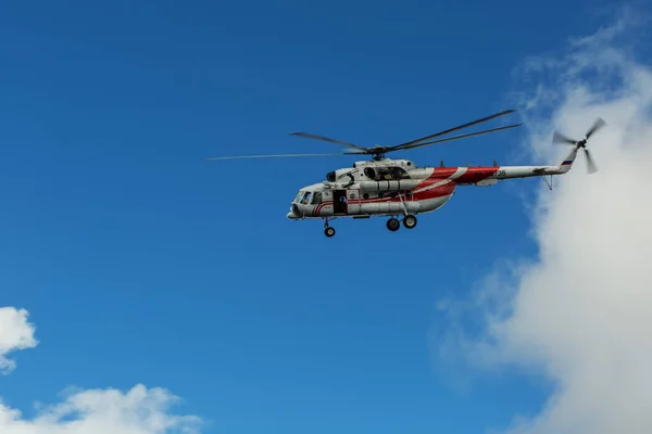 Városnézés Mi-8 helikopter a felhős ég a turistákat — Stock Fotó