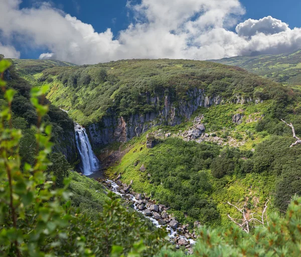 Cascada Spokoyny en el valle del arroyo al pie de la ladera noreste exterior del volcán caldera Gorely . — Foto de Stock