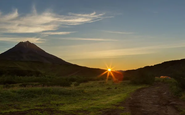 Estratovolcán Vilyuchinsky al amanecer. Vista desde el valle del arroyo Spokoyny al pie de la ladera noreste exterior del volcán Caldera Gorely . —  Fotos de Stock
