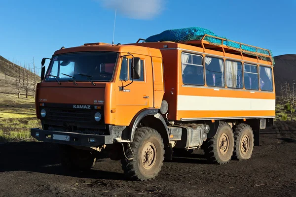 Kamaz dans le bois mort - conséquence d'une libération catastrophique de cendres lors de l'éruption du volcan en 1975 Tolbachik — Photo