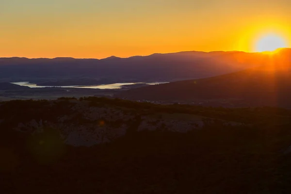Salida del sol sobre las montañas del sur de Crimea. Vista desde la cima de la montaña Ilyas Kaya . —  Fotos de Stock