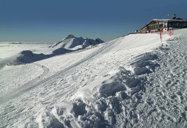 Südhang des rosa Gipfels 2320 Meter über dem Meeresspiegel im Skigebiet — Stockfoto