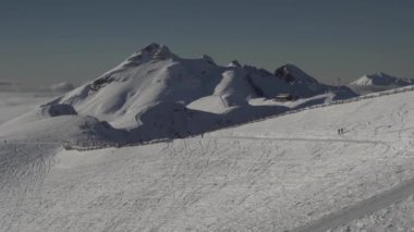 Güney yamacında Aibga Ridge Batı Kafkasya Rosa Khutor Alpine Resort stok görüntüleri video, Kayak tesisi