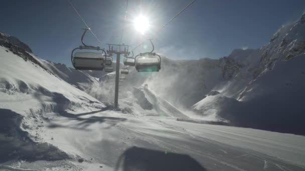 Silný vítr bouře sedačkové lanovky nebudou fungovat nad ski resort Gorky Gorod 2200 metrů nad mořem stopáže videa — Stock video