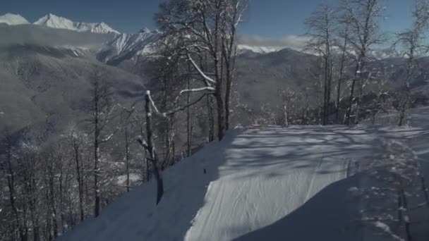 Горнолыжные склоны на Северном склоне хребта Айбга Западного Кавказа на горнолыжном курорте "Роза Хутор" — стоковое видео