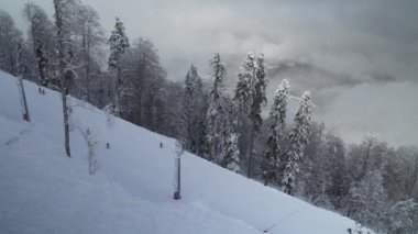 Kuzey yamaç Aibga Ridge Batı Kafkasya mevsim Resort Gorki Gorod stok görüntüleri video üzerinde kayak tesisi
