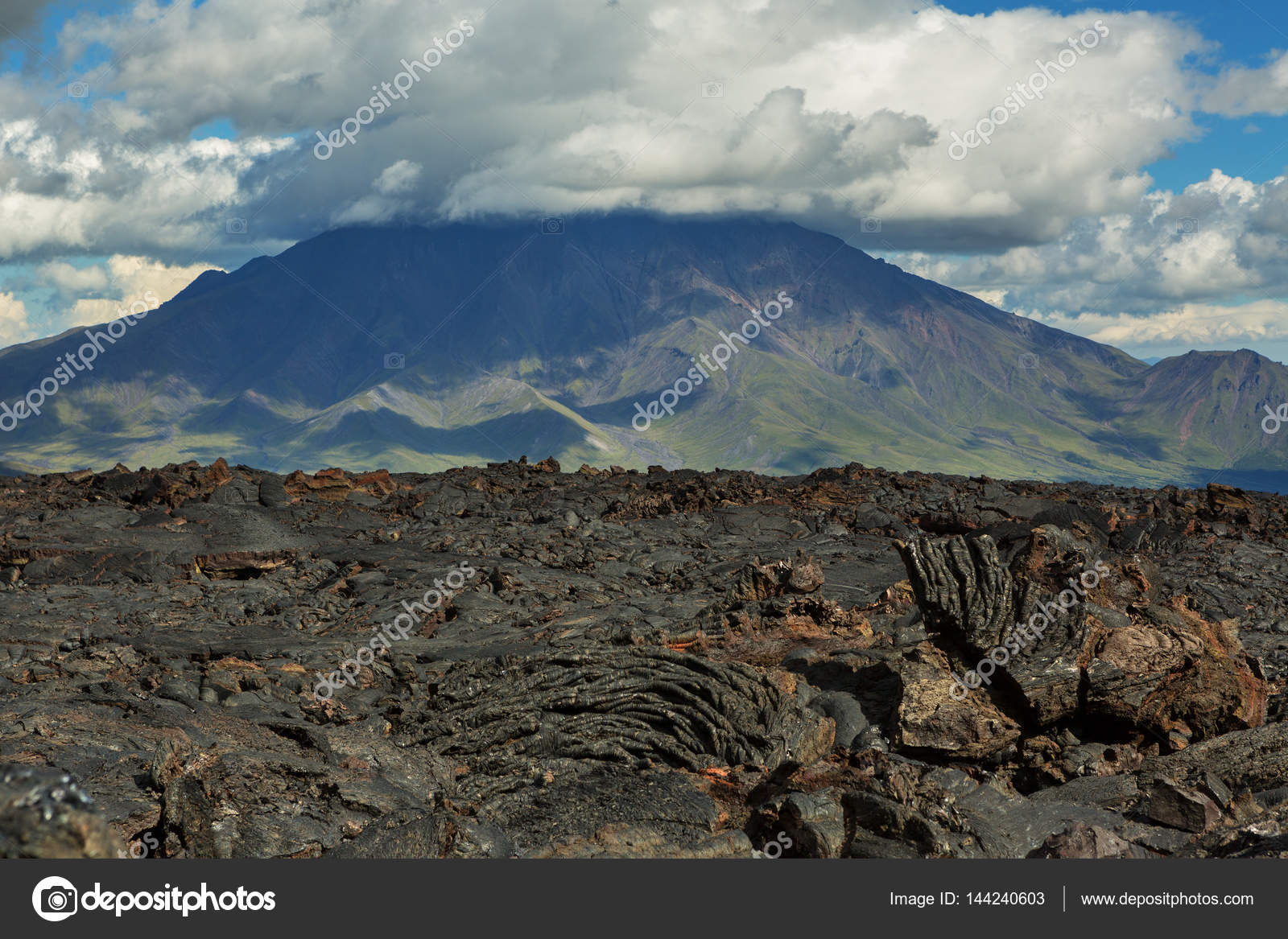 奇克火山后在12 年对背景大udina 火山 堪察加半岛火山喷发 熔岩场 图库照片 C Yykkaa 奇克火山后在12 年对背景大udina 火山 堪察加半岛火山喷发 熔岩场 图库照片 C Yykkaa
