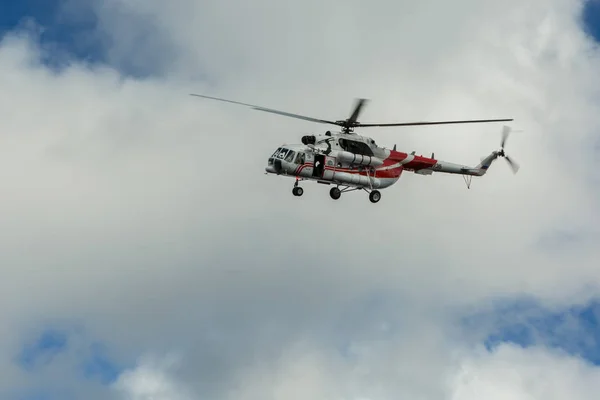 Helicóptero de turismo MI-8 para turistas no céu nublado — Fotografia de Stock