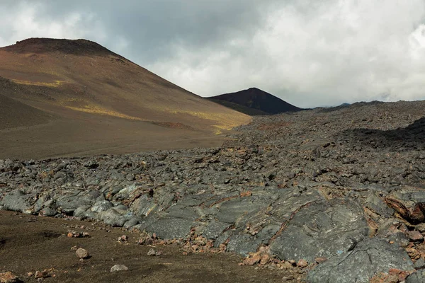 Campo de lava en el volcán Tolbachik, después de la erupción en 2012, Grupo de Volcanes Klyuchevskaya Fotos de stock libres de derechos