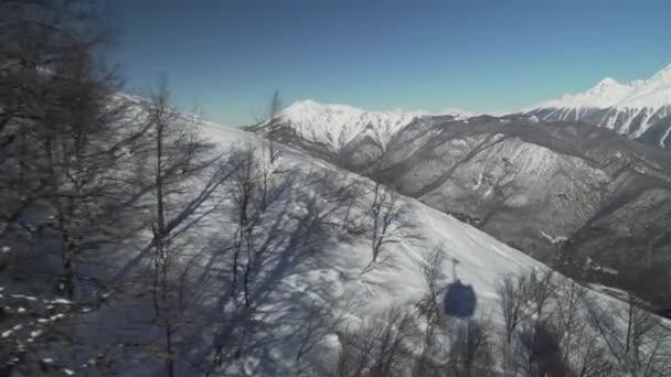 Piste da sci sul versante nord Aibga Ridge Caucaso occidentale in tutte le stagioni località Gorky Gorod stock footage video — Video Stock
